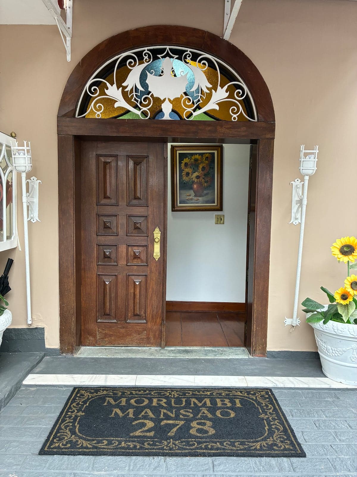 Porta de entrada de madeira
