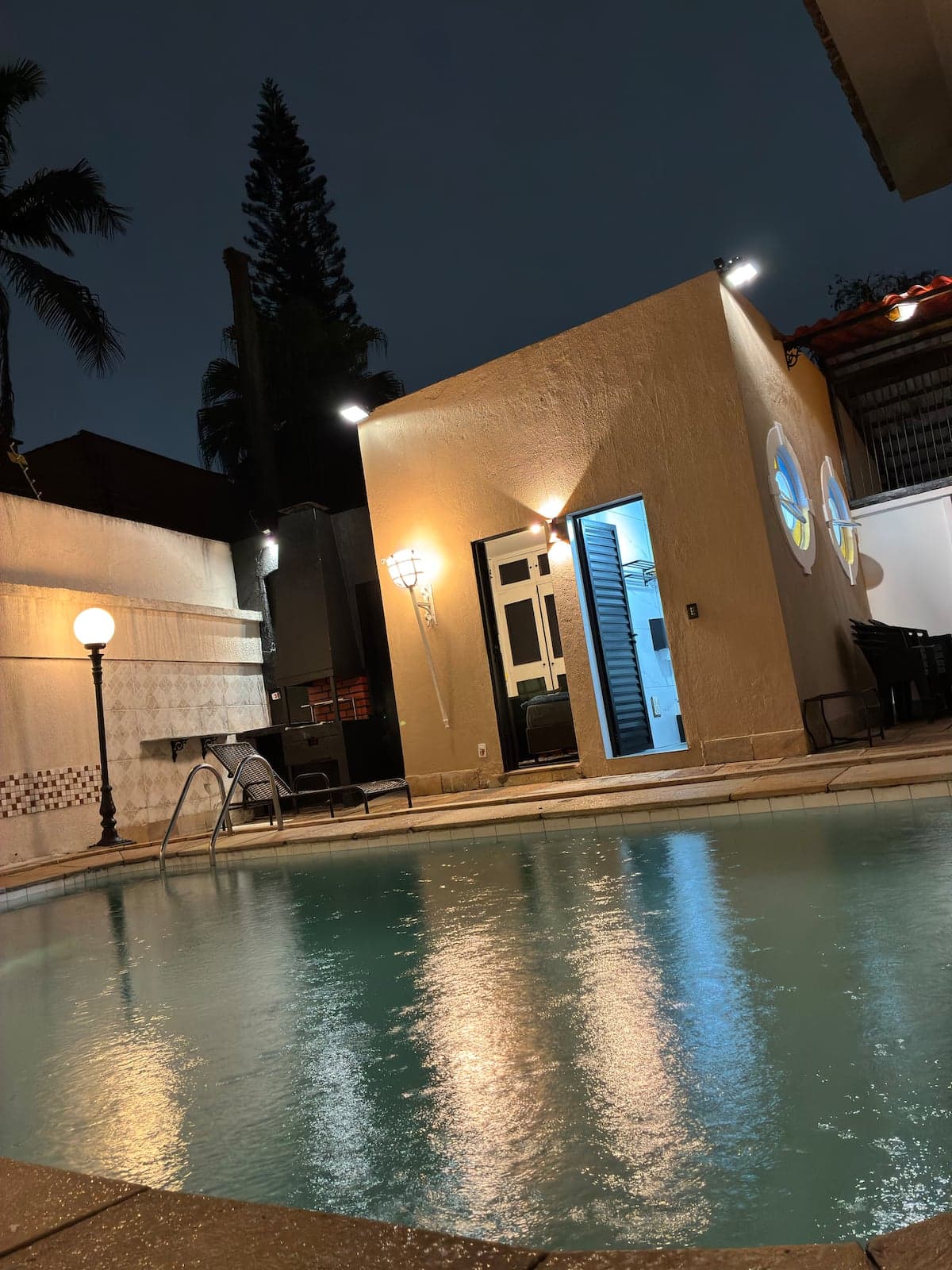 Piscina iluminada à noite
