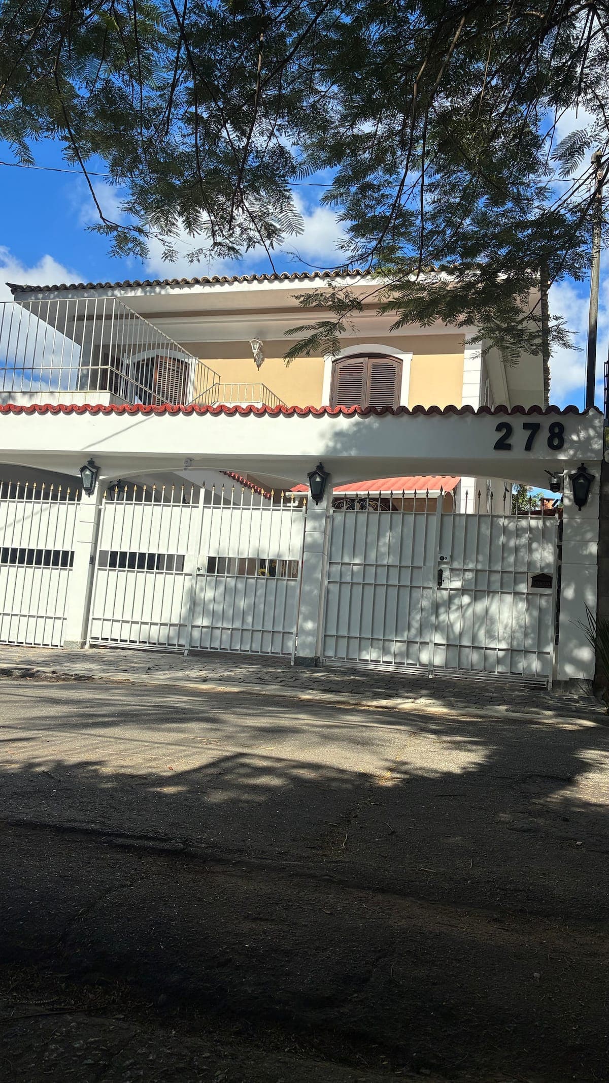 Portão branco de entrada