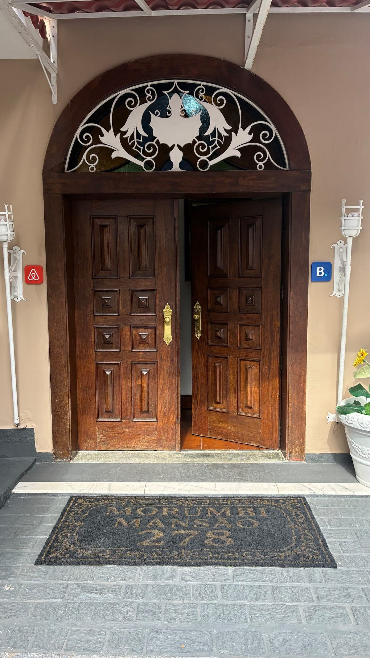 Porta de entrada de madeira