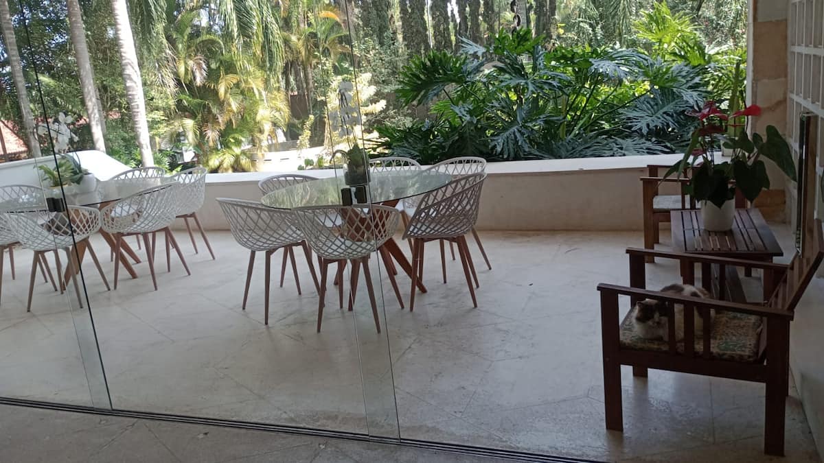 Varanda com mesa comprida e cadeiras