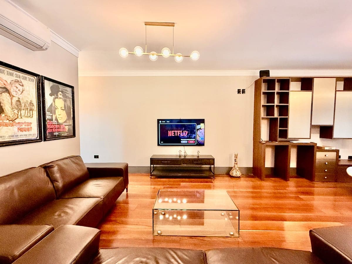 Sala de TV com estante de madeira