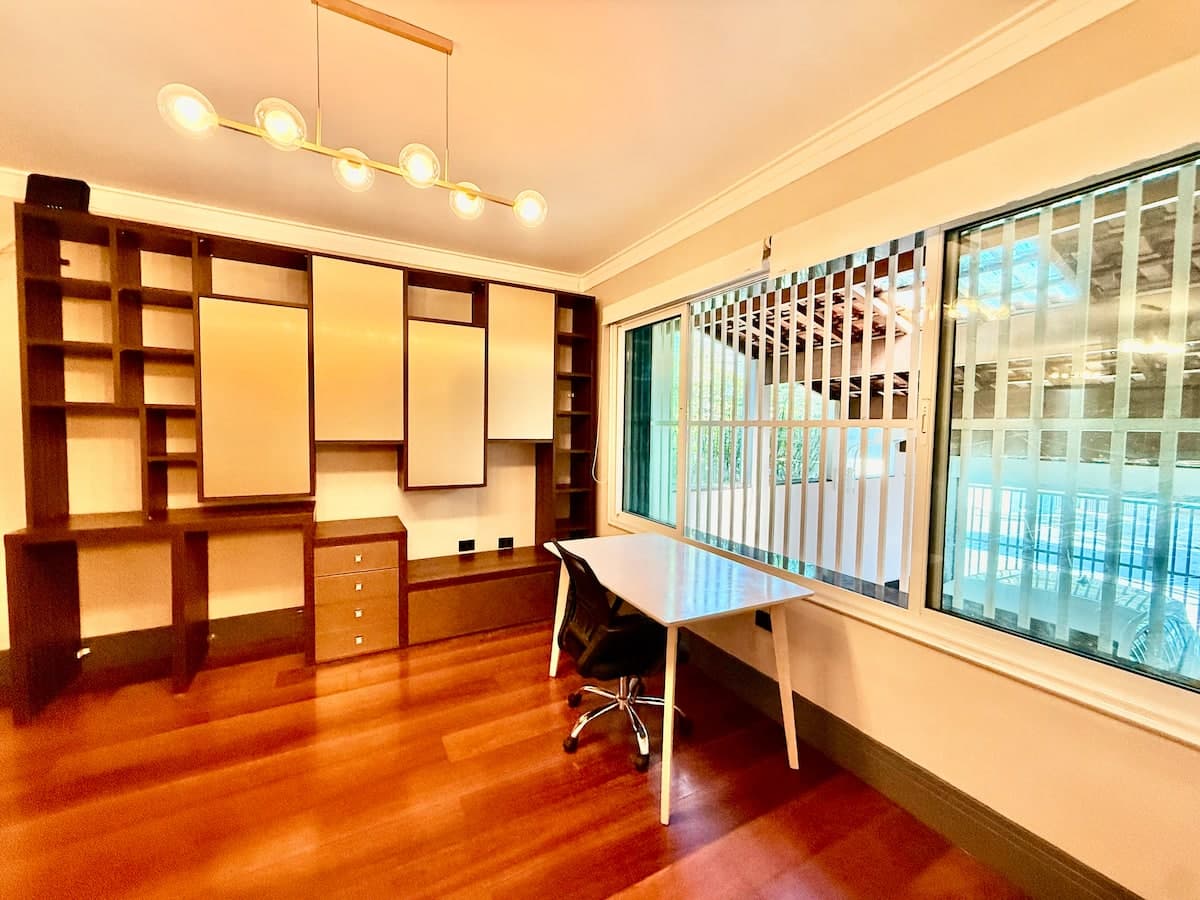 Escritorio com estante planejada e mesa de trabalho