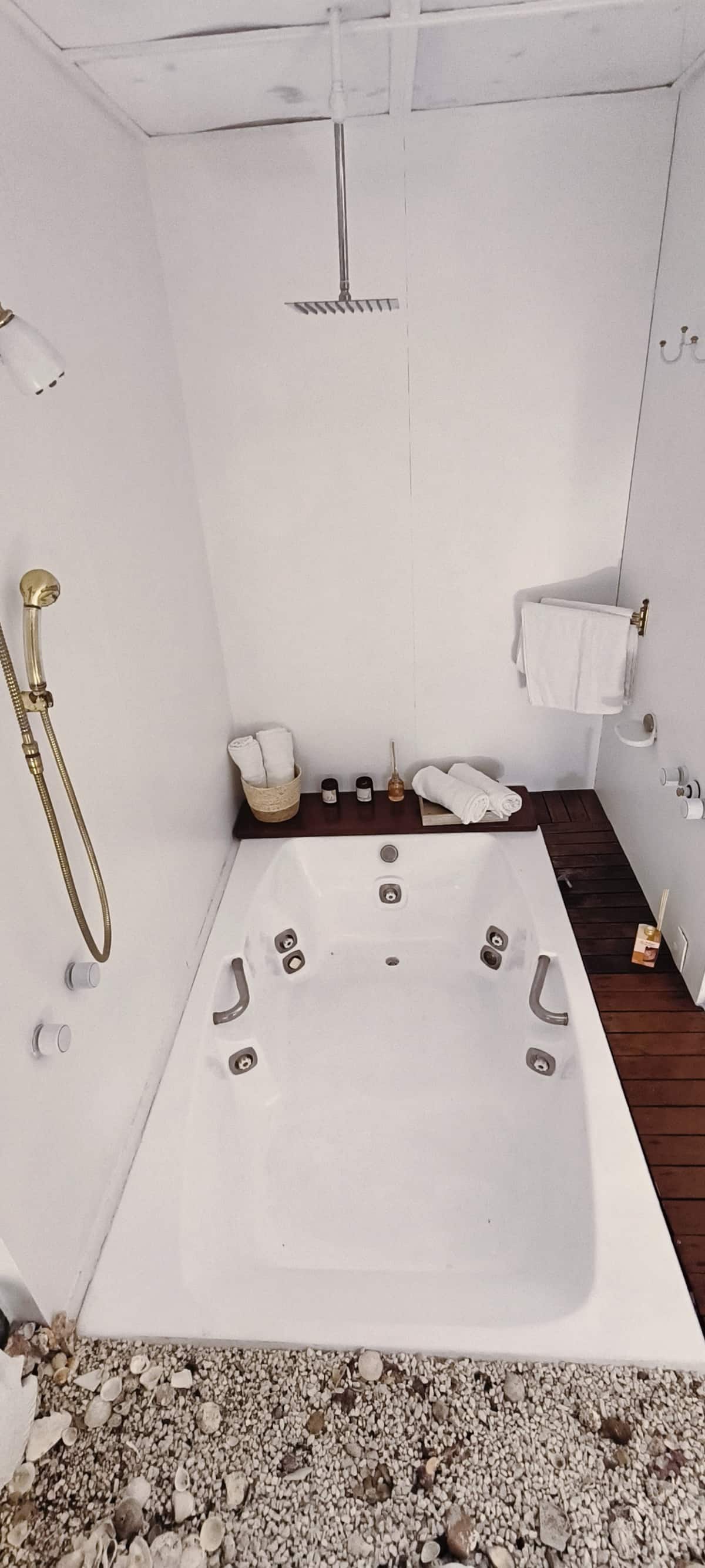 Banheira de hidromassagem branca junto a janela