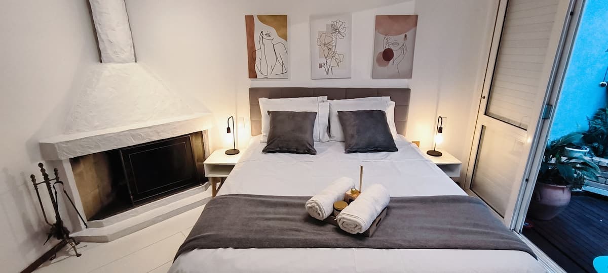 Quarto com cama de casal e lareira
