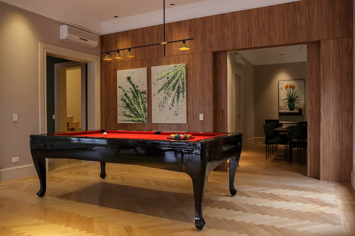 Sala de jogos com mesa de sinuca