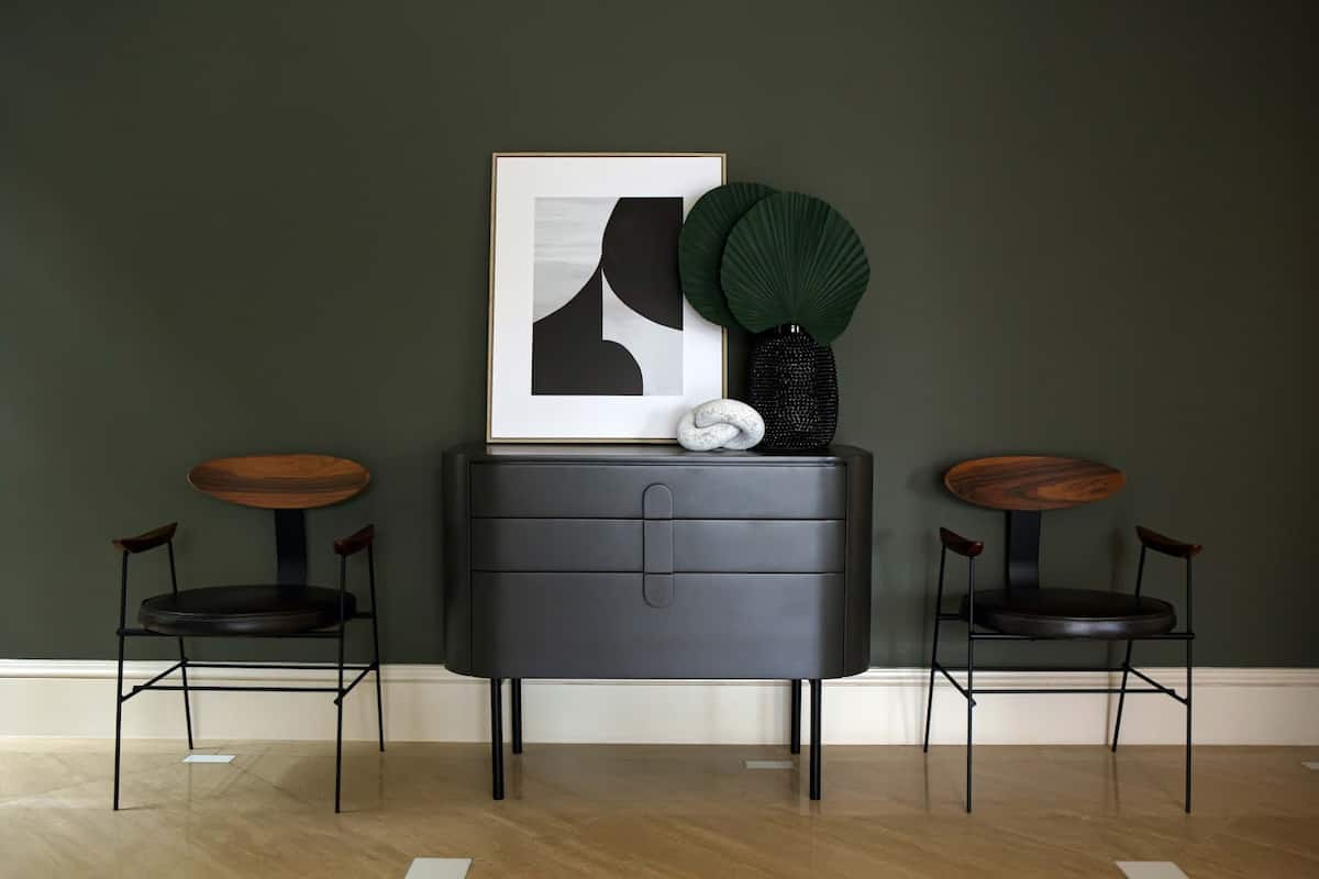 Sala com aparador e quadros