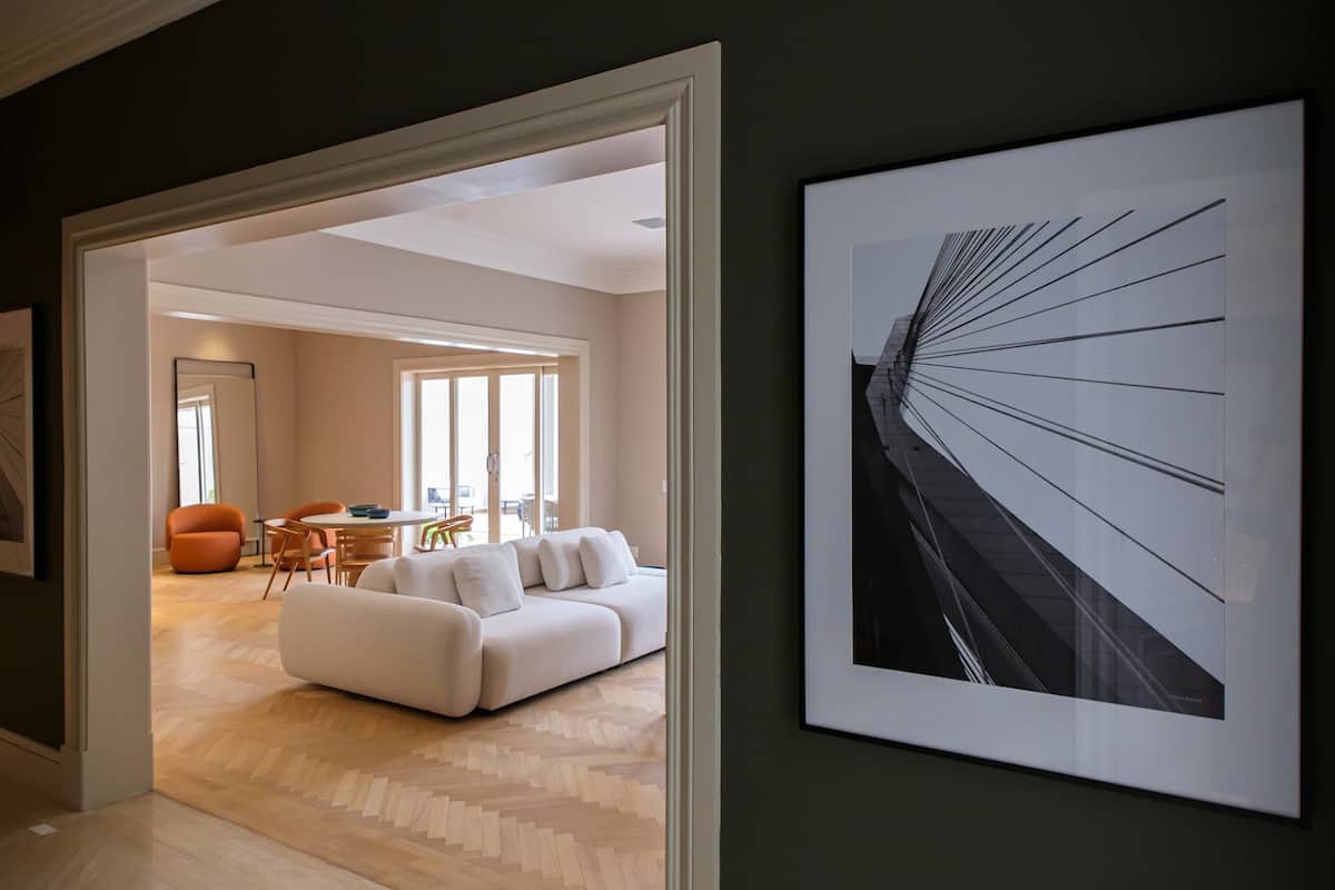 Sala de estar com sofá branco